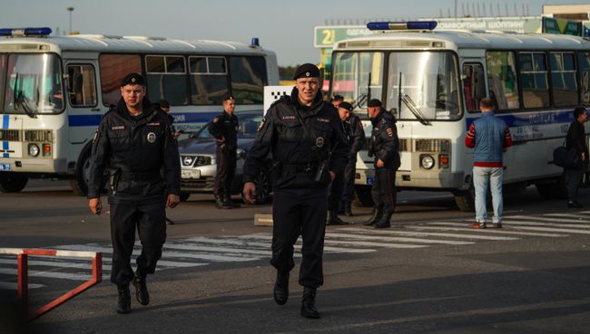 Полиция проводит рейд в ТЦ Москва. 21 сентября 2017 Полиция проводит рейд в ТЦ Москва. 21 сентября 2017