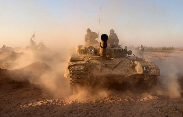 Танки сирийской армии на позициях в районе Дейр-эз-Зора Танки сирийской армии на позициях в районе Дейр-эз-Зора