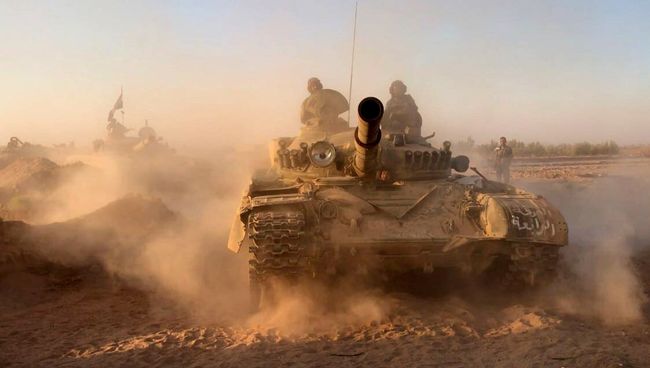 Танки сирийской армии на позициях в районе Дейр-эз-Зора. Архивное фото Танки сирийской армии на позициях в районе Дейр-эз-Зора. Архивное фото
