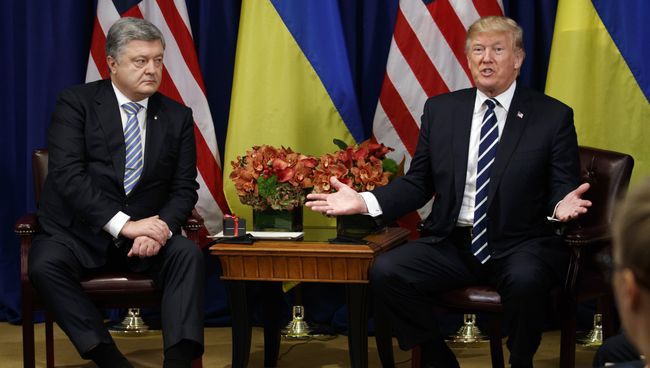 Президент Украины Петр Порошенко и Президент США Дональд Трамп на Генеральной Ассамблее ООН в Нью-Йорке. 21 сентября 2017 Президент Украины Петр Порошенко и Президент США Дональд Трамп на Генеральной Ассамблее ООН в Нью-Йорке. 21 сентября 2017