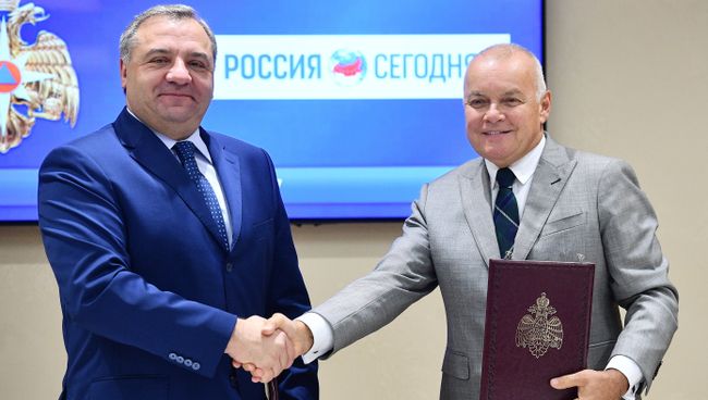 Генеральный директор МИА Россия сегодня Дмитрий Киселев и глава МЧС Владимир Пучков подписали соглашение о сотрудничестве. 21 сентября 2017 Генеральный директор МИА Россия сегодня Дмитрий Киселев и глава МЧС Владимир Пучков подписали соглашение о сотрудничестве. 21 сентября 2017