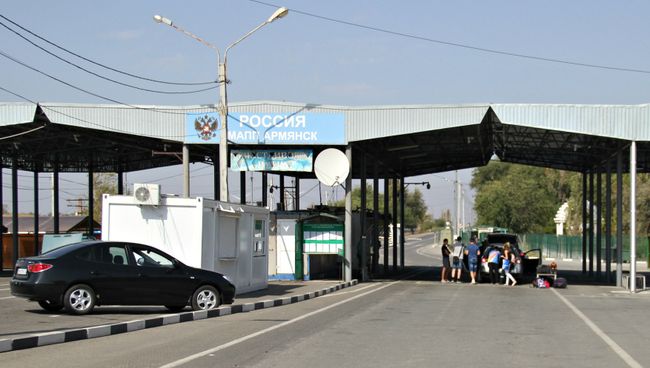 Автомобили на пункте пропуска Армянск на российско-украинской границе в Крыму. Архивное фото Автомобили на пункте пропуска Армянск на российско-украинской границе в Крыму. Архивное фото