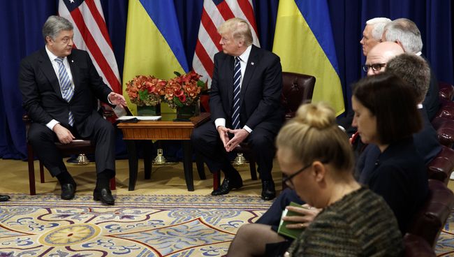 Президент Украины Петр Порошенко и Президент США Дональд Трамп на Генеральной Ассамблее ООН в Нью-Йорке. 21 сентября 2017 Президент Украины Петр Порошенко и Президент США Дональд Трамп на Генеральной Ассамблее ООН в Нью-Йорке. 21 сентября 2017