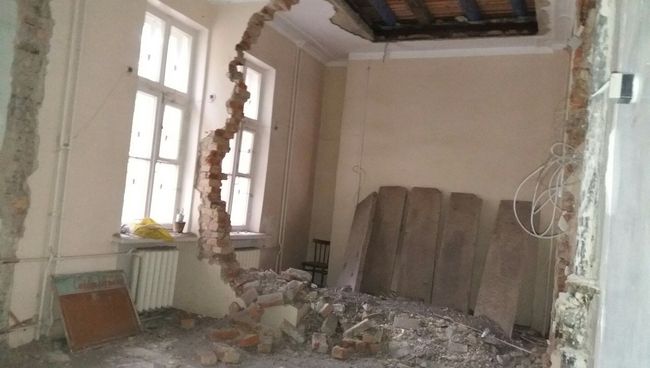 Рухнувшая стена в детской поликлиники в городе Озерск Челябинской области. 21 сентября 2017 Рухнувшая стена в детской поликлиники в городе Озерск Челябинской области. 21 сентября 2017