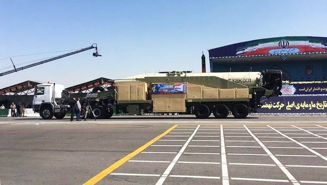 Баллистическая ракета Khorramshahr во время парада в Тегеране, Иран. Архивное фото