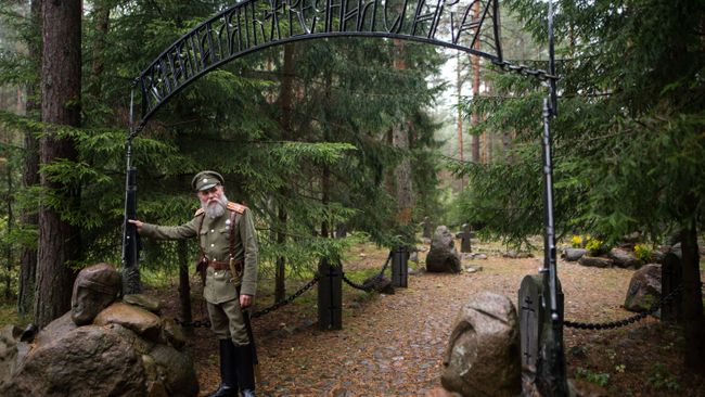 Художник Борис Цитович показывает мемориал на месте захоронения русских солдат, павших в годы Первой мировой войны в деревне Русское Село в Белоруссии Художник Борис Цитович показывает мемориал на месте захоронения русских солдат, павших в годы Первой мировой войны в деревне Русское Село в Белоруссии
