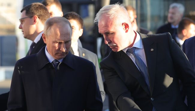 Владимир Путин и губернатор Ульяновской области Сергей Морозов во время осмотра выставки Городской транспорт – перспективы будущего. 22 сентября 2017 Владимир Путин и губернатор Ульяновской области Сергей Морозов во время осмотра выставки Городской транспорт – перспективы будущего. 22 сентября 2017