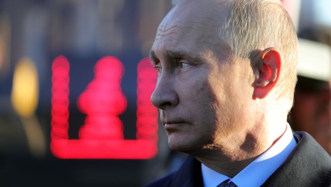 Владимир Путин во время осмотра выставки Городской транспорт – перспективы будущего. 22 сентября 2017 Владимир Путин во время осмотра выставки Городской транспорт – перспективы будущего. 22 сентября 2017