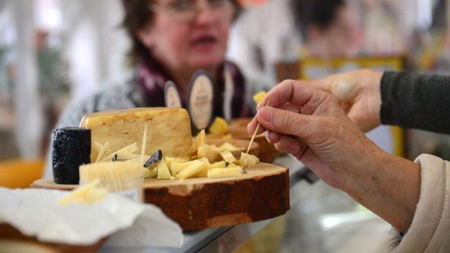 Дегустация сырной продукции на гастрономическом фестивале Золотая осень в Москве Дегустация сырной продукции на гастрономическом фестивале Золотая осень в Москве