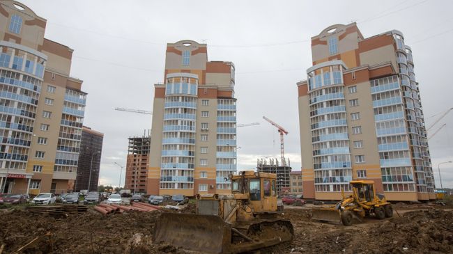 Строительство жилого комплекса и гостиниц рядом со стадионом Мордовия Арена. После чемпионата они тоже станут жилыми домами: часть квартир будет передана в порядке очередности как социальное жилье, построенное с привлечением государственных вложений, многодетным семьям, детям-сиротам, часть, построенная за счет частных инвестиций, продана.