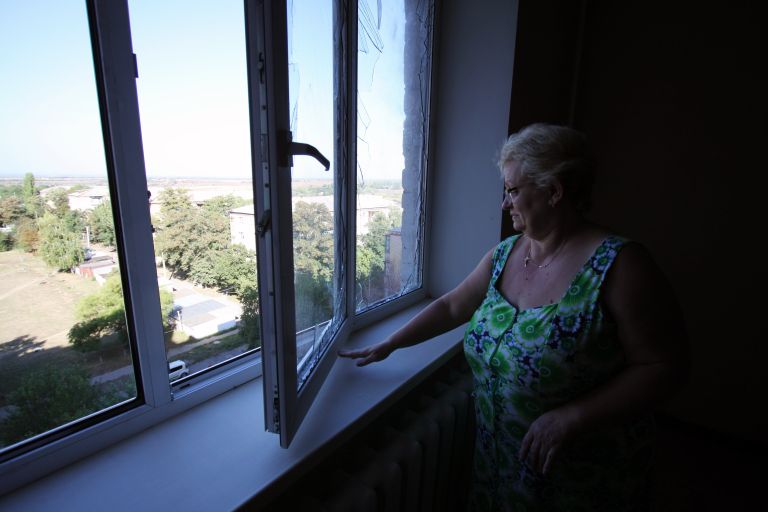 Выбитые стекла в жилом доме в результате ночного обстрела Кировского района города Донецка. 17 сентября 2017 Выбитые стекла в жилом доме в результате ночного обстрела Кировского района города Донецка. 17 сентября 2017