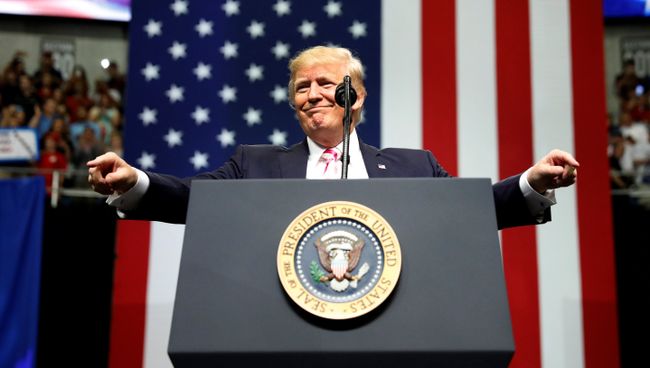 Президент США Дональд Трамп на предвыборном митинге в штате Алабама, который проходит в поддержку кандидата от республиканцев в сенат. 22 сентября 2017 Президент США Дональд Трамп на предвыборном митинге в штате Алабама, который проходит в поддержку кандидата от республиканцев в сенат. 22 сентября 2017