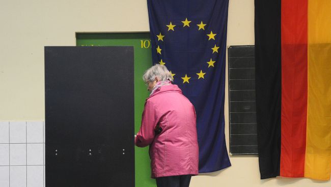 Избиратель голосует на участке в Берлине во время парламентских выборов. 24 сентября 2017 Избиратель голосует на участке в Берлине во время парламентских выборов. 24 сентября 2017
