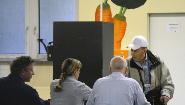 Избиратель голосует на участке в Берлине во время парламентских выборов. 24 сентября 2017 Избиратель голосует на участке в Берлине во время парламентских выборов. 24 сентября 2017