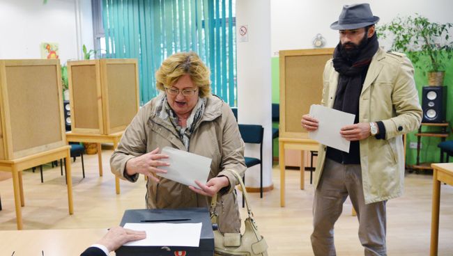 Избиратели голосуют на участке в Берлине во время парламентских выборов. 24 сентября 2017
