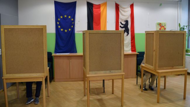 Избиратели голосуют на участке в Берлине во время парламентских выборов. 24 сентября 2017 Избиратели голосуют на участке в Берлине во время парламентских выборов. 24 сентября 2017