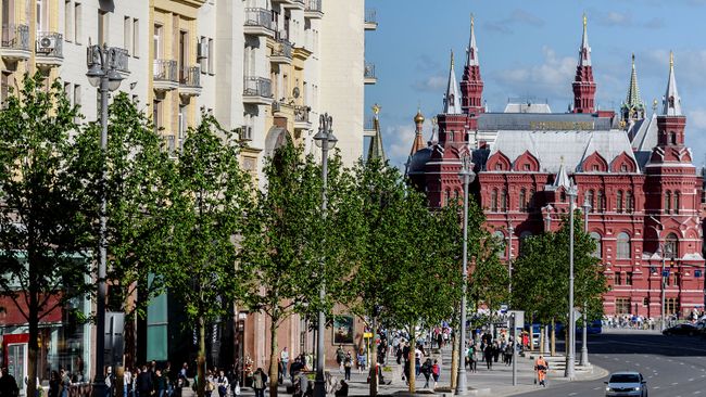 Прохожие на Тверской улице в Москве. Архивное фото