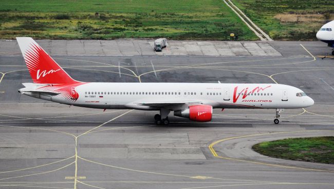 Пассажирский самолет Боинг 757 авиакомпании ВИМ-авиа в аэропорту Домодедово Пассажирский самолет Боинг 757 авиакомпании ВИМ-авиа в аэропорту Домодедово