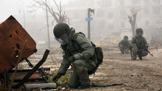 Военнослужащий РФ во время разминирования исторической Цитадели древней крепости Алеппо. Архивное фото