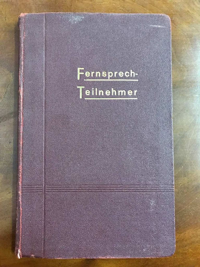 Телефонная книга, предположительно принадлежавшая Адольфу Гитлеру Телефонная книга, предположительно принадлежавшая Адольфу Гитлеру