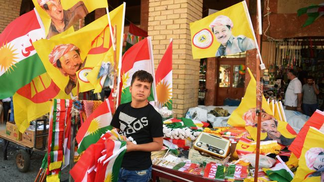 Продавец символики на рынке в Эрбиле. Архивное фото Продавец символики на рынке в Эрбиле. Архивное фото