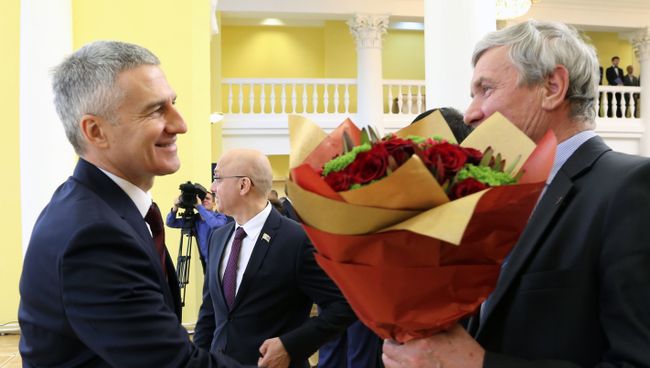 Губернатор Артур Парфенчиков принимает поздравления после инаугурации в здании Национальной библиотеки республики в Петрозаводске. 25 сентября 2017 Губернатор Артур Парфенчиков принимает поздравления после инаугурации в здании Национальной библиотеки республики в Петрозаводске. 25 сентября 2017