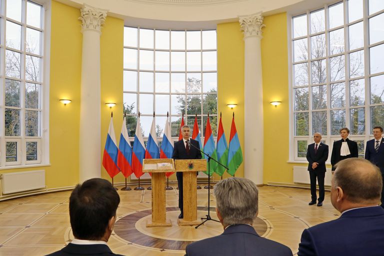 Церемония вступления Артура Парфенчикова в должность главы Карелии в здании Национальной библиотеки республики в Петрозаводске. 25 сентября 2017 Церемония вступления Артура Парфенчикова в должность главы Карелии в здании Национальной библиотеки республики в Петрозаводске. 25 сентября 2017