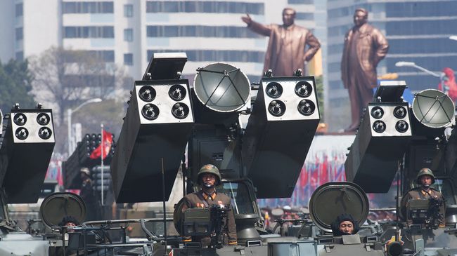 Зенитно-ракетный комплекс Корейской народной армии во время парада в Пхеньяне Зенитно-ракетный комплекс Корейской народной армии во время парада в Пхеньяне