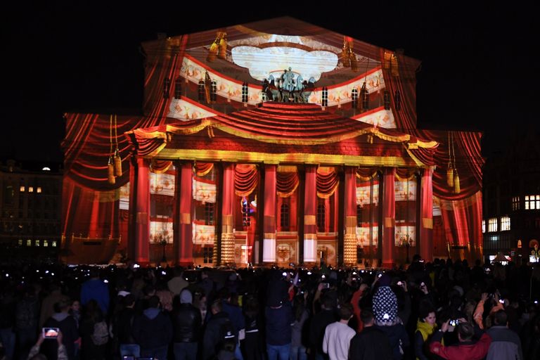Световые шоу Небесная механика и Неподвластный времени на фасаде Большого театра в рамках VII Московского международного фестиваля Круг света в Москве Световые шоу Небесная механика и Неподвластный времени на фасаде Большого театра в рамках VII Московского международного фестиваля Круг света в Москве