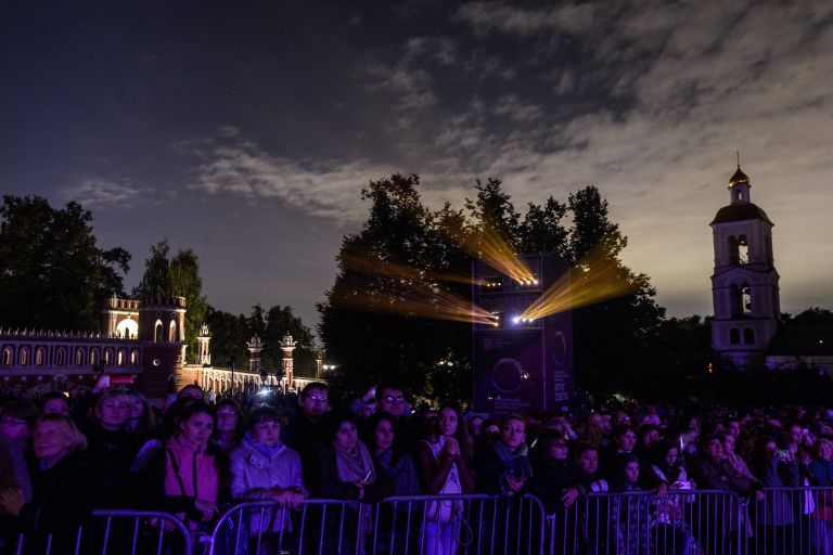 Зрители во время выступления певца Дмитрия Маликова в сопровождении живых видеопроекций LIVE в парке Царицыно в рамках VII Московского международного фестиваля Круг света в Москве Зрители во время выступления певца Дмитрия Маликова в сопровождении живых видеопроекций LIVE в парке Царицыно в рамках VII Московского международного фестиваля Круг света в Москве