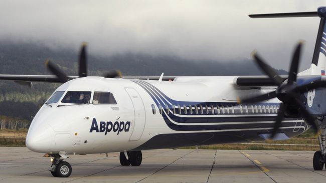 Самолет Bombardier Q400 авиакомпании Аврора в аэропорту Менделеево на острове Кунашир. 24 сентября 2017 Самолет Bombardier Q400 авиакомпании Аврора в аэропорту Менделеево на острове Кунашир. 24 сентября 2017