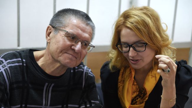 Экс-министр экономического развития Алексей Улюкаев на заседании Замоскворецкого суда, где продолжаются слушания по его делу. Справа - адвокат Виктория Бурковская. Архивное фото