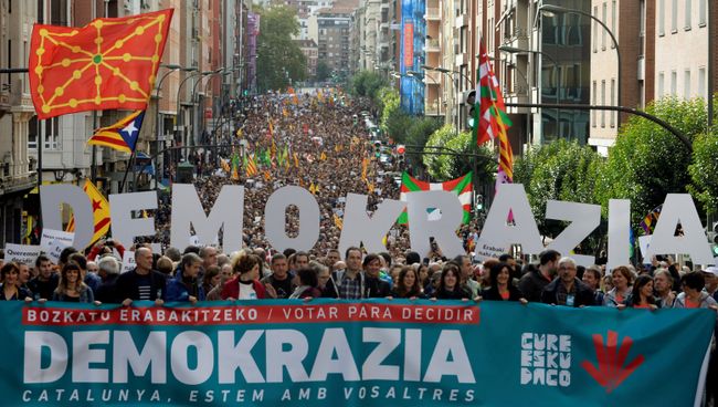 Участники митинга в поддержку референдума за независимость Каталонии в Бильбао, Испания Участники митинга в поддержку референдума за независимость Каталонии в Бильбао, Испания