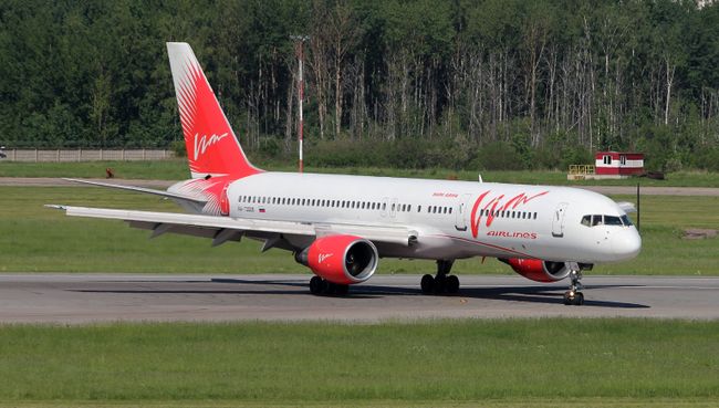 Самолет Boeing 757-200 авиакомпании ВИМ-Авиа в аэропорту Пулково в Санкт-Петербурге. Архивное фото