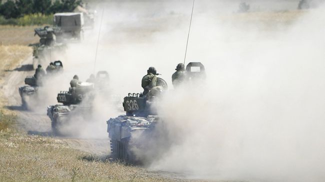 Колонна российской бронетехники покидает грузинский город Гори Колонна российской бронетехники покидает грузинский город Гори