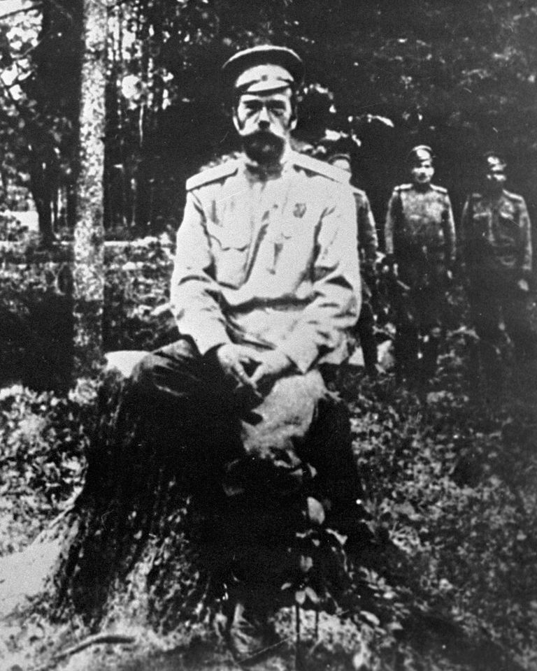 Одна из последних фотографий Николая II, сделанная во время его ссылки в Тобольск. Лето 1917 года Одна из последних фотографий Николая II, сделанная во время его ссылки в Тобольск. Лето 1917 года