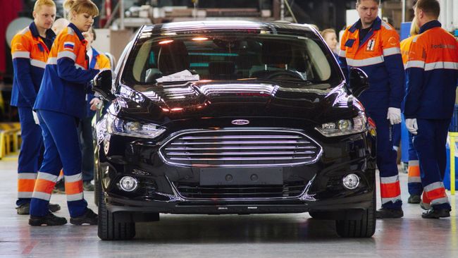 Рабочие на линии окончательной сборки на заводе Ford Sollers во Всеволожске Ленинградской области Рабочие на линии окончательной сборки на заводе Ford Sollers во Всеволожске Ленинградской области