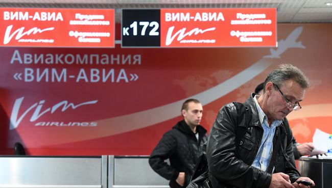Пассажиры у стойки авиакомпании ВИМ-Авиа в аэропорту Домодедово