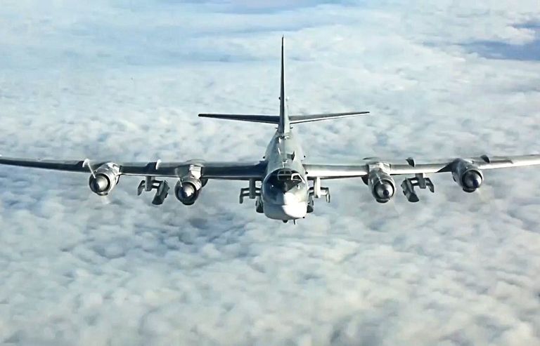Стратегический бомбардировщик-ракетоносец Ту-95МС наносит удары крылатыми ракетами Х-101 по объектам террористов в Сирии. 26 сентября 2017 Стратегический бомбардировщик-ракетоносец Ту-95МС наносит удары крылатыми ракетами Х-101 по объектам террористов в Сирии. 26 сентября 2017