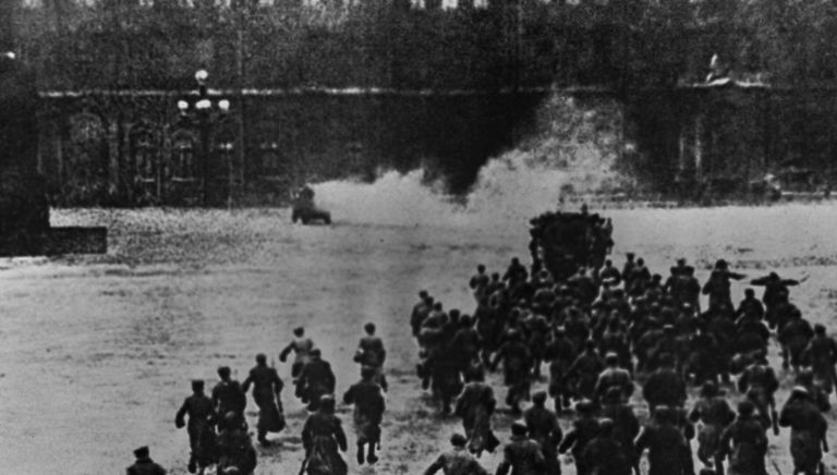 Штурм Зимнего дворца 25 октября 1917 года. Кадр из фильма Октябрь. Режиссеры Сергей Эйзенштейн, Григорий Александров. 1927 год. Штурм Зимнего дворца 25 октября 1917 года. Кадр из фильма Октябрь. Режиссеры Сергей Эйзенштейн, Григорий Александров. 1927 год.