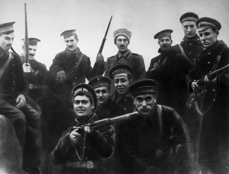 Матросы-балтийцы, участники штурма Зимнего дворца в Петрограде в октябре 1917 года Матросы-балтийцы, участники штурма Зимнего дворца в Петрограде в октябре 1917 года