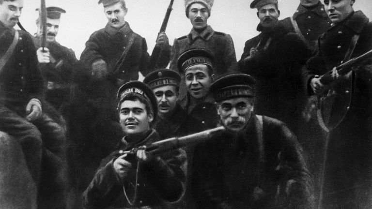 Матросы-балтийцы, участники штурма Зимнего дворца в Петрограде в октябре 1917 года Матросы-балтийцы, участники штурма Зимнего дворца в Петрограде в октябре 1917 года