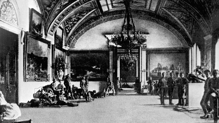 Юнкера в Зимнем дворце. Петроград, 1917 год Юнкера в Зимнем дворце. Петроград, 1917 год