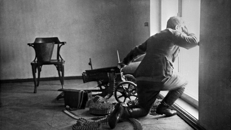 Пулеметчик на защите Зимнего дворца. Октябрьские дни 1917 года Пулеметчик на защите Зимнего дворца. Октябрьские дни 1917 года