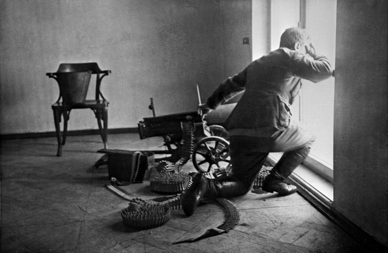 Пулеметчик на защите Зимнего дворца. Октябрьские дни 1917 года Пулеметчик на защите Зимнего дворца. Октябрьские дни 1917 года