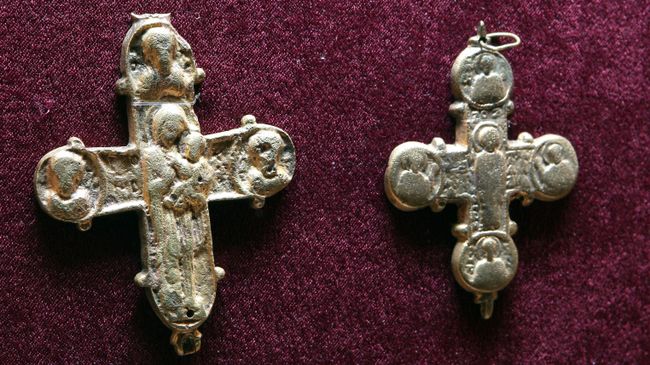 Створки энколпионов (двустворчатый крест) XII-XIII в.н.э. из раскопок с городища Мангуп Створки энколпионов (двустворчатый крест) XII-XIII в.н.э. из раскопок с городища Мангуп