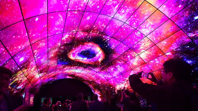 Потолок, сделанный из OLED-телевизоров Потолок, сделанный из OLED-телевизоров