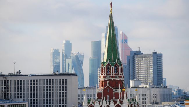 Никольская башня Московского Кремля и небоскребы Москва-сити. Архивное фото Никольская башня Московского Кремля и небоскребы Москва-сити. Архивное фото