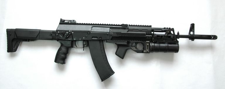 Новый автомат Калашникова АК-12 образца 2012 года, разработанный концерном ОАО НПО Ижмаш Новый автомат Калашникова АК-12 образца 2012 года, разработанный концерном ОАО НПО Ижмаш