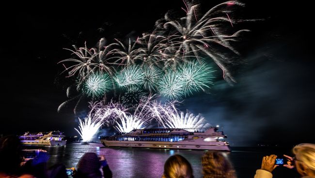 Посетители на церемонии закрытия 7-го Московского международного фестиваля Круг Света 2017 на Останкинском пруду в Москве Посетители на церемонии закрытия 7-го Московского международного фестиваля Круг Света 2017 на Останкинском пруду в Москве
